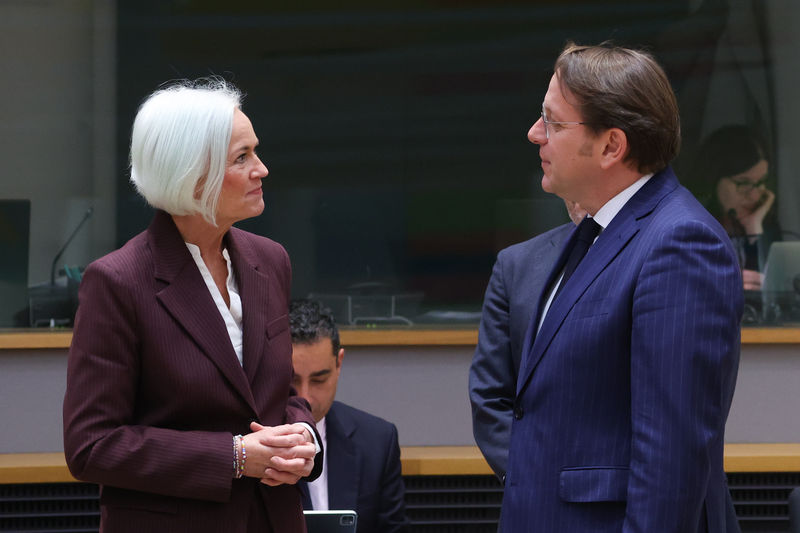 Två personer, en man och en kvinna, samtalar med varandra i en mötessal.