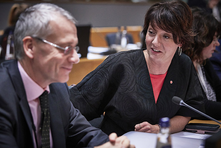 Torbjörn Haak, ambassadör, och Matilda Ernkrans, forskningsminister i mötesrummet i Bryssel