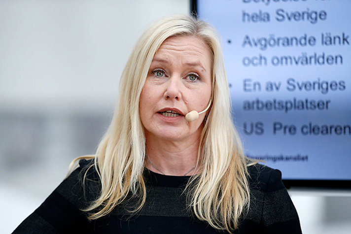 Anna Johansson framför bildskärm