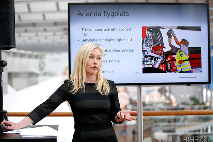 Anna Johansson framför bildskärm