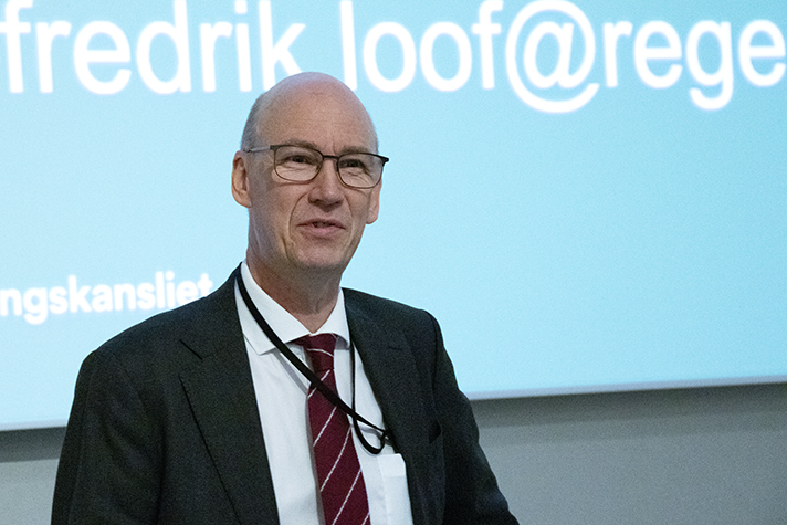 Carl-Fredrik Lööf talar.