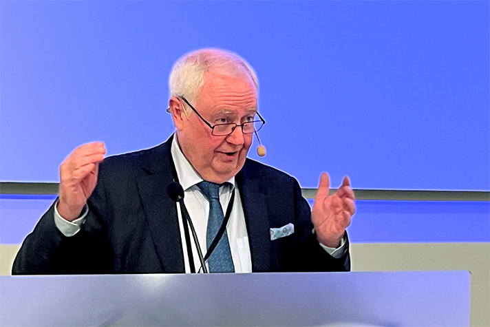 Dan Ericsson pratar.