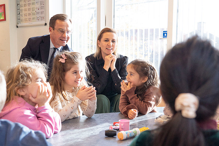 Statsminister Ulf Kristersson besöker en förskola i Köpenhamn tillsammans med Danmarks statsminister Mette Frederiksen.