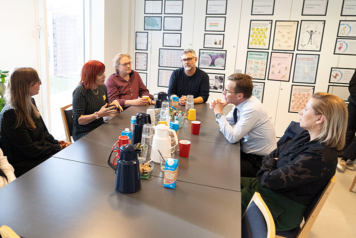 Statsminister Ulf Kristersson besöker en förskola i Köpenhamn tillsammans med Danmarks statsminister Mette Frederiksen.