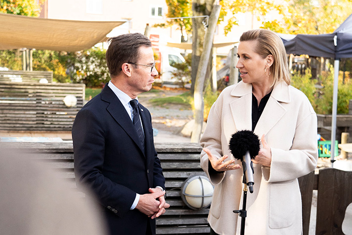 Statsminister Ulf Kristersson besöker en förskola i Köpenhamn tillsammans med Danmarks statsminister Mette Frederiksen.