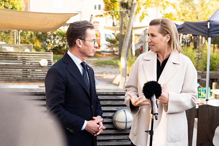 Statsminister Ulf Kristersson besöker en förskola i Köpenhamn tillsammans med Danmarks statsminister Mette Frederiksen.