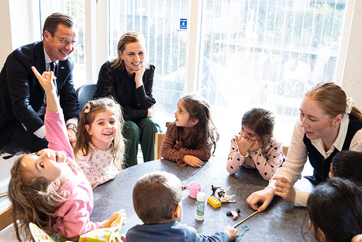 Statsminister Ulf Kristersson besöker en förskola i Köpenhamn tillsammans med Danmarks statsminister Mette Frederiksen.