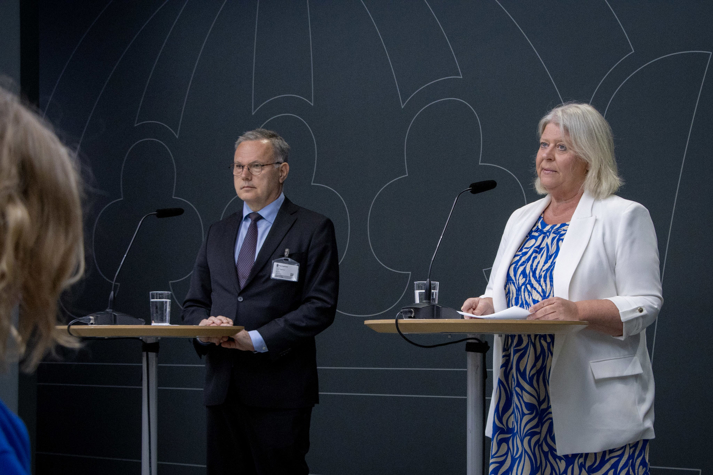 Den särskilde utredaren Stefan Holgersson och socialtjänstminister Camilla Waltersson Grönvall står vid var sin talarpulpet.