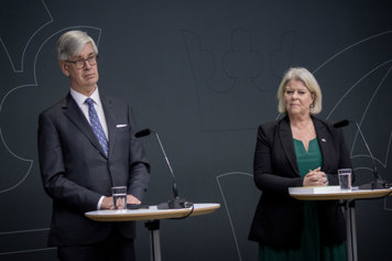 Anders Hagsgård och Camilla Waltersson Grönvall står bakom varsitt ståbord i regeringens pressrum och talar till publiken.