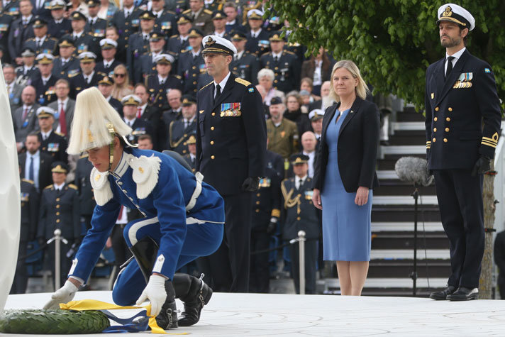 ÖB Micael Bydén, statsminister Magdalena Andersson och prins Carl Philip vid kransnedläggning när Försvarsmakten arrangerar Veterandagen vid Sjöhistoriska museet i Stockholm.
