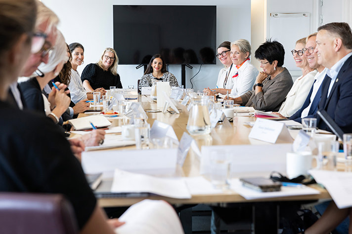 Skolminister Lotta Edholm och kulturminister Parisa Liljestrand i möte med rådet för Ett läsande land