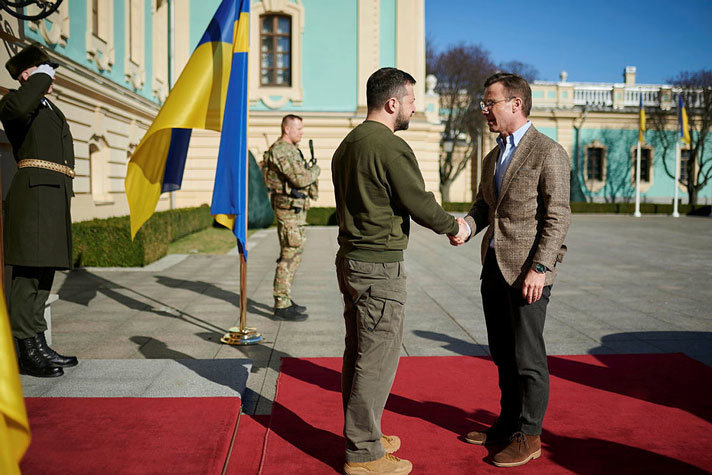 Statsminister Ulf Kristersson och Ukrainas president Volodymyr Zelenskyj hälsar på varandra utanför Kievs regeringsbyggnad.