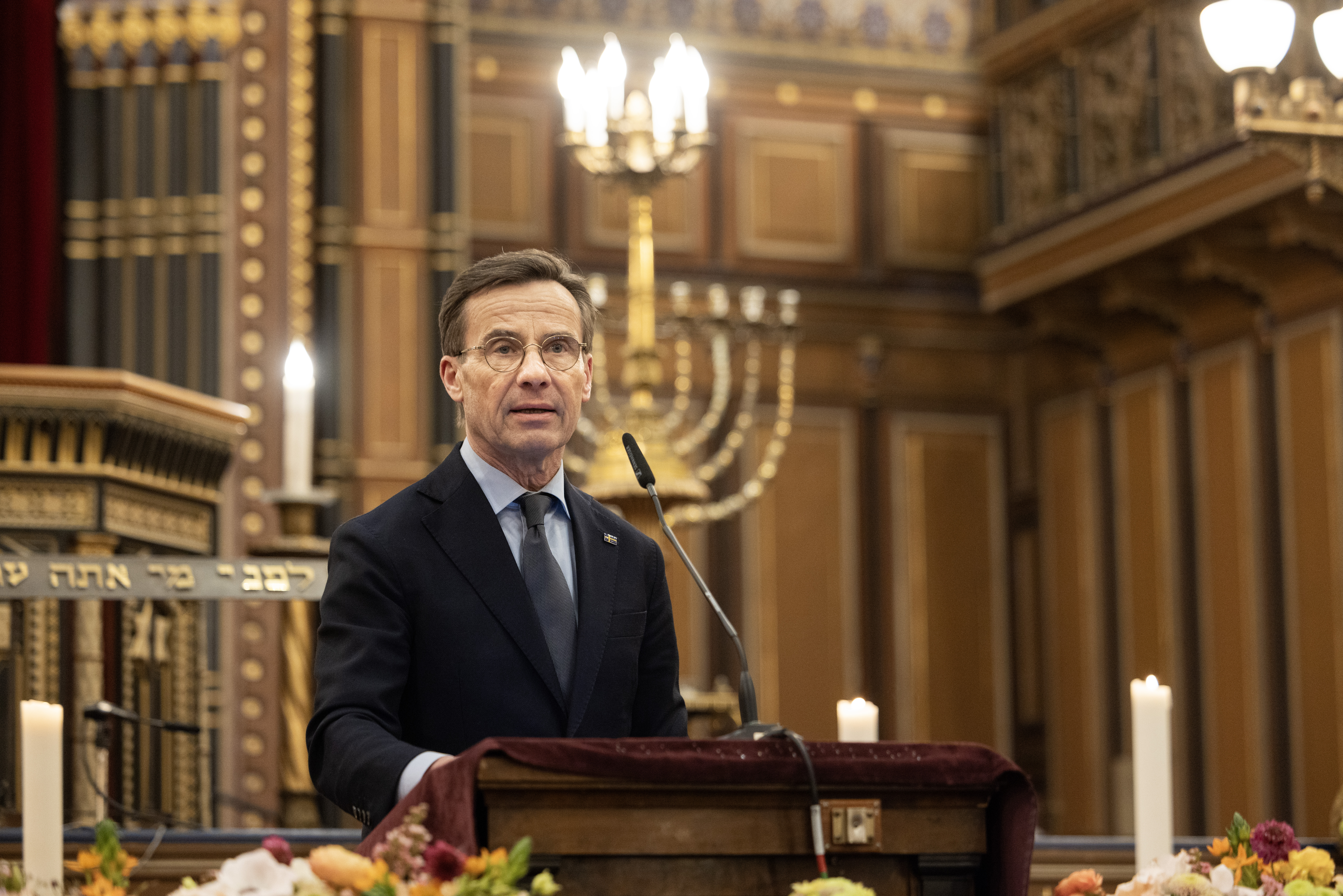 Statsminister Ulf Kristersson i Stora synagogan i samband med minneshögtid för att hedra Förintelsens offer.