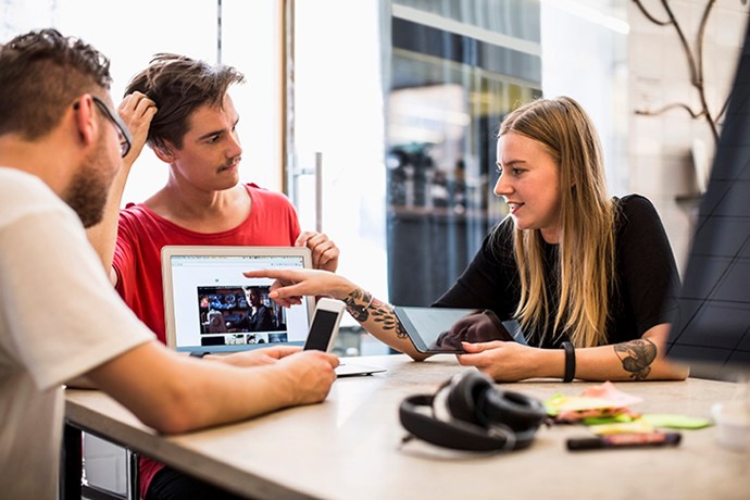 Tre personer diskuterar. Tre personer diskuterar.