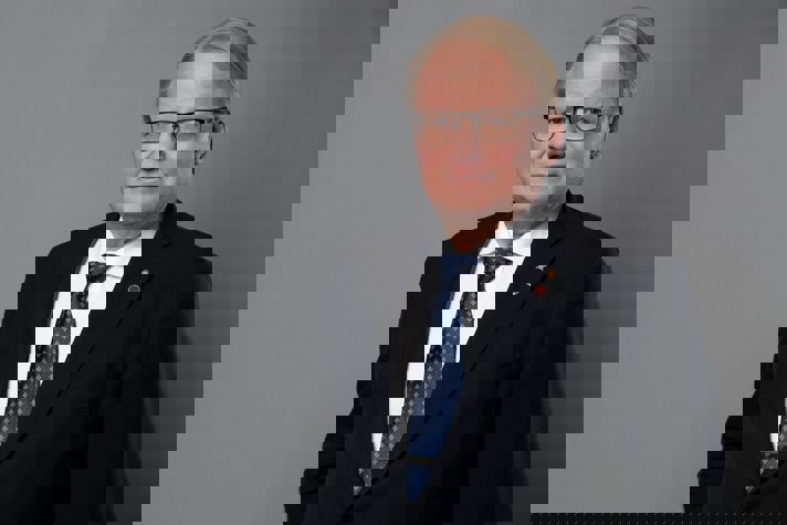 Peter Hultqvist i kostym.
