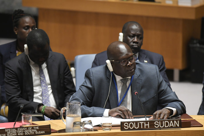 Akuei Bona Malwal, Sydsudans FN-ambassadör, talar under säkerhetsrådets möte om situationen i Sudan och Sydsudan. 