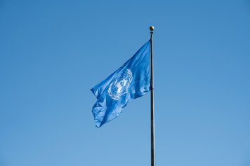 FN-flagga mot himmel