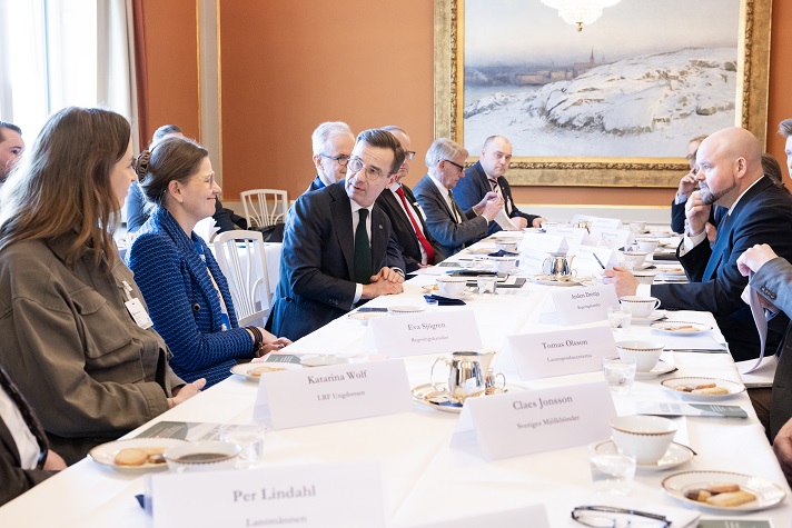 Statsminister Ulf Kristersson och landsbygdsminister Peter Kullgren deltar i ett dialogmöte med branschorganisationer inom lantbrukssektorn.