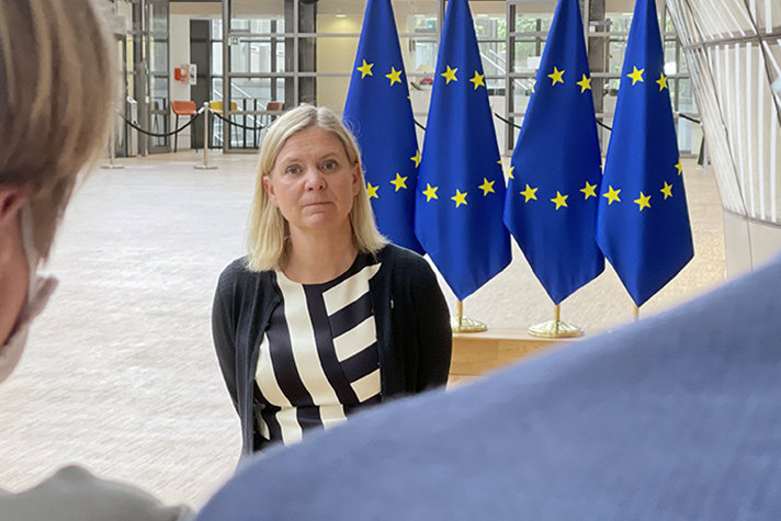 Magdalena Andersson intervjuas av media i samband med finansministrarnas rådsmöte i juli.