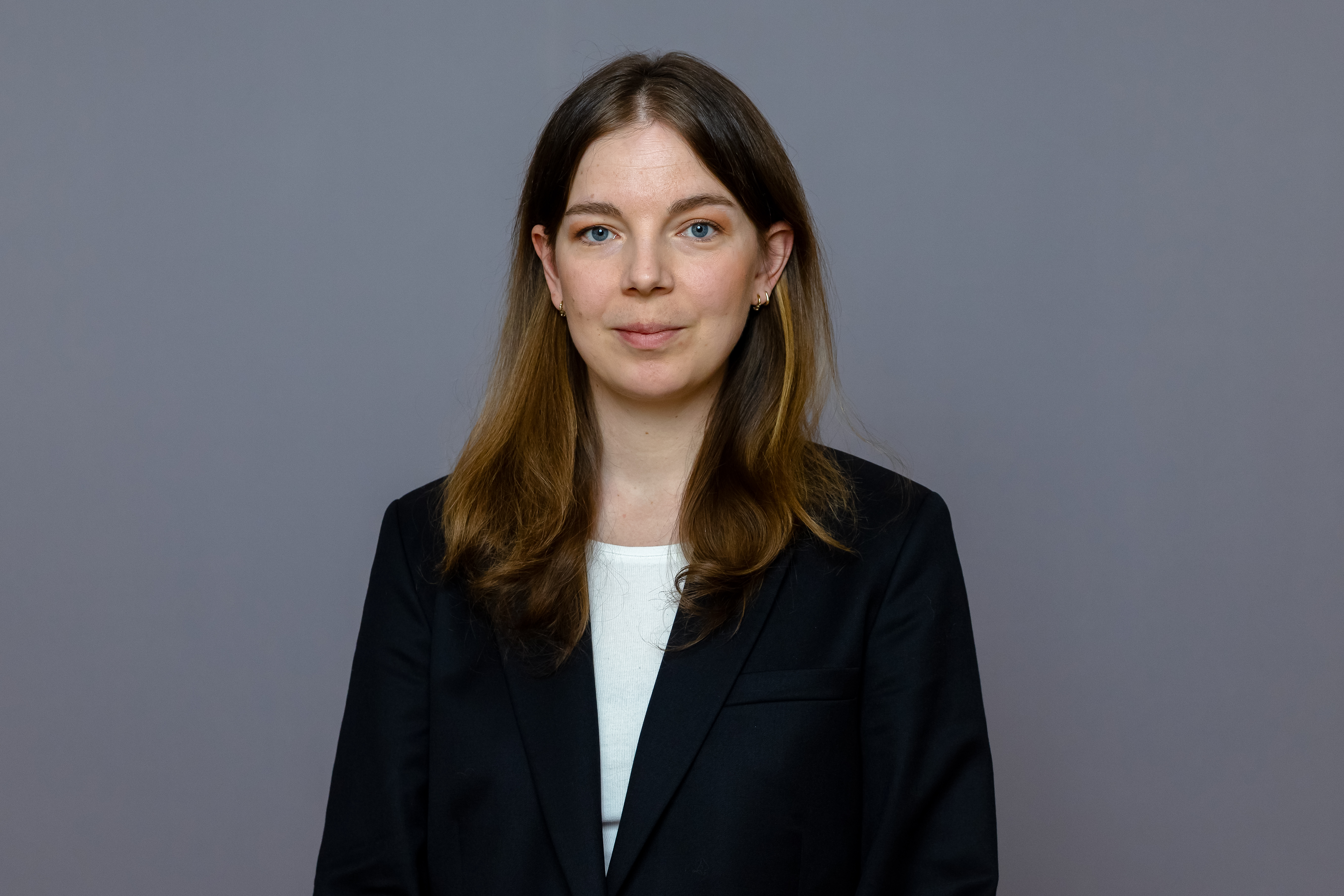 Ung kvinna med mittbena