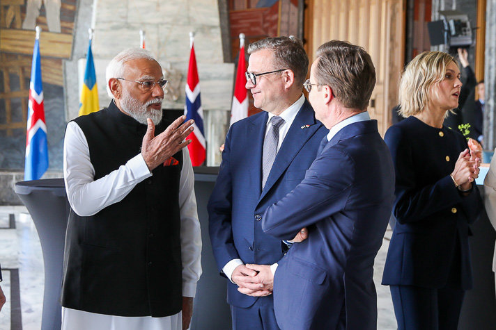 Indiens premiärminister Narendra Modi och Sveriges och Finlands statsministrar står och samtalar.