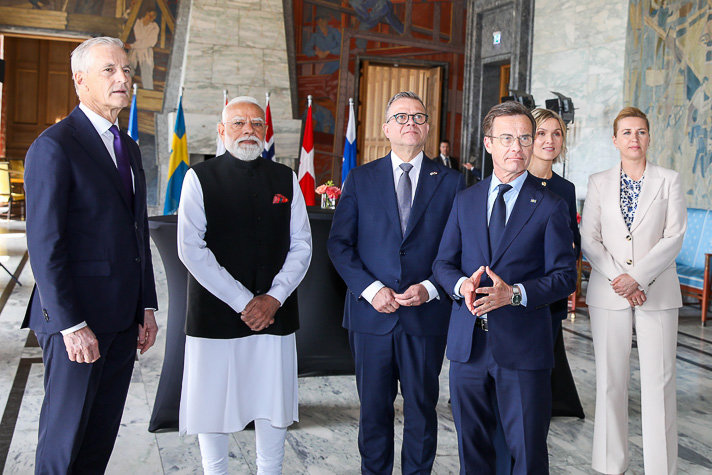 Indiens premiärminister samt de nordiska statsministrarna står informellt samlade.