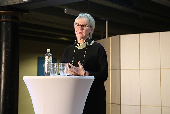 Utrikesminister Margot Wallström står och talar vid ett talarbord.