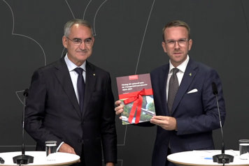 Trafikverkets generaldirektör Roberto Maiorana överlämnar betänkandet till infrastruktur- och bostadsminister Andreas Carlson.