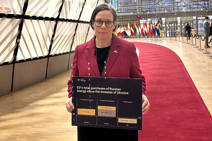 Utrikesminister Maria Malmer Stenergard står i en konferenssal