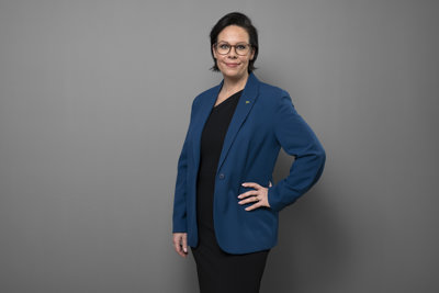 Utrikesminister Maria Malmer Stenergard i blå kavaj och mörka byxor.