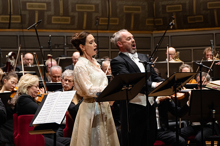Sångsolisterna sjunger på scenen.