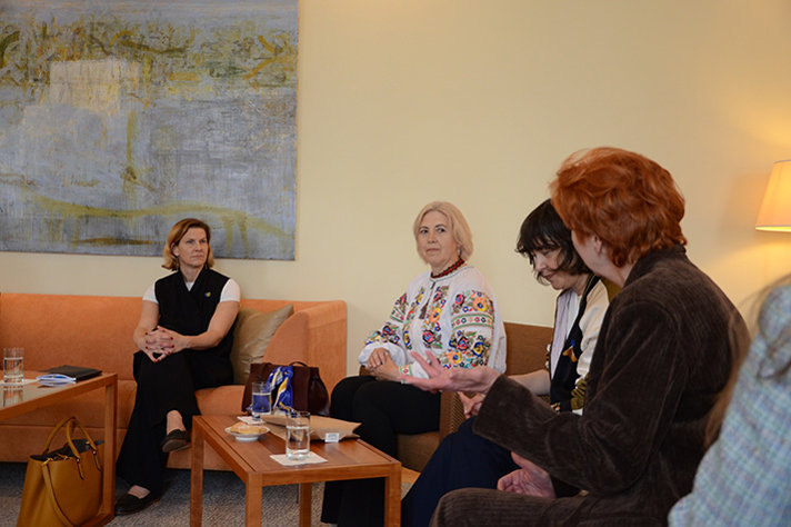 På bilden syns Jämställdhetsminister Nina Larsson under ett besök på SEMA och tre kvinnor som sitter i en soffa.