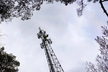 En radiomast i en skog.