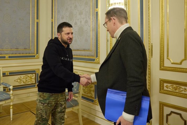 Utrikesminister Tobias Billström skakar hand med Ukrainas president Volodymyr Zelenskyj i Kiev