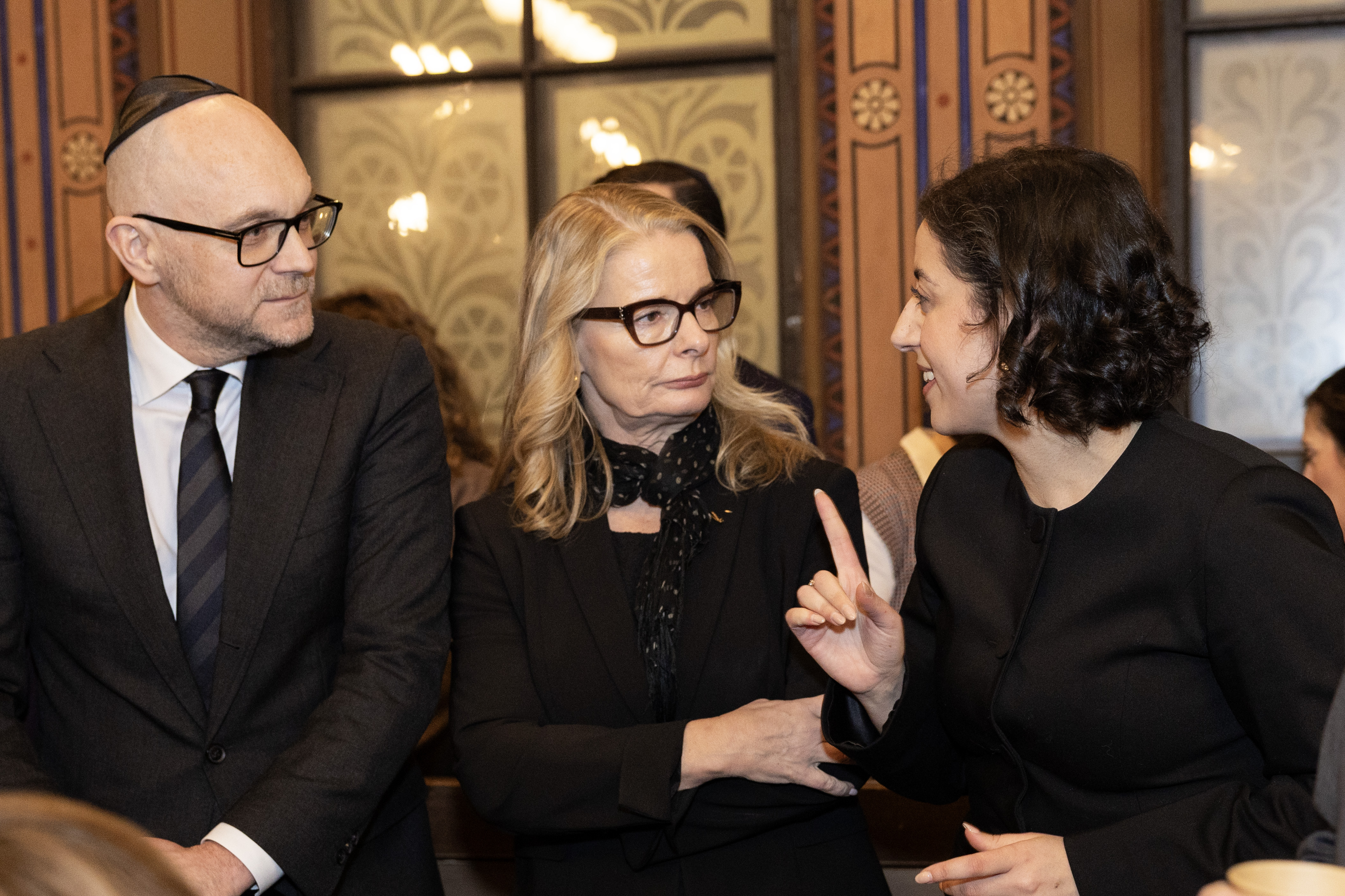 Arbetsmarknadsminister Johan Britz, gymnasie-, högskole- och forskningsminister Lotta Edholm och utbildnings- och integrationsminister Simona Mohamsson i Stockholm stora synagoga på tisdagskvällen.