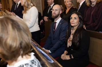 Minister för civilt försvar Carl-Oskar Bohlin och kulturminister Parisa Liljestrand vid minneshögtid i stora synagogan. I bakgrunden äldre- och socialförsäkringsminister Anna Tenje, och infrastruktur- och bostadsminister Andreas Carlson.