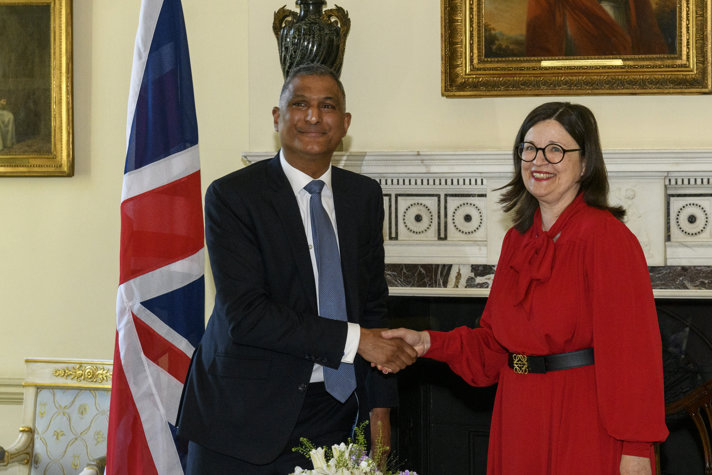 Utbildningsminister Anna Ekström och Lord Kamall, Storbritanniens minister för teknologi, innovation och life science, har signerat ett samförståndsavtal.