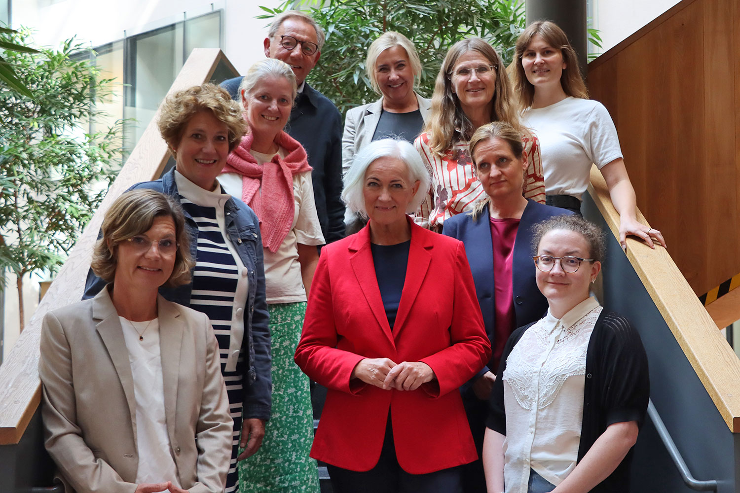 En gruppbild på tio personer som står i en trappa.