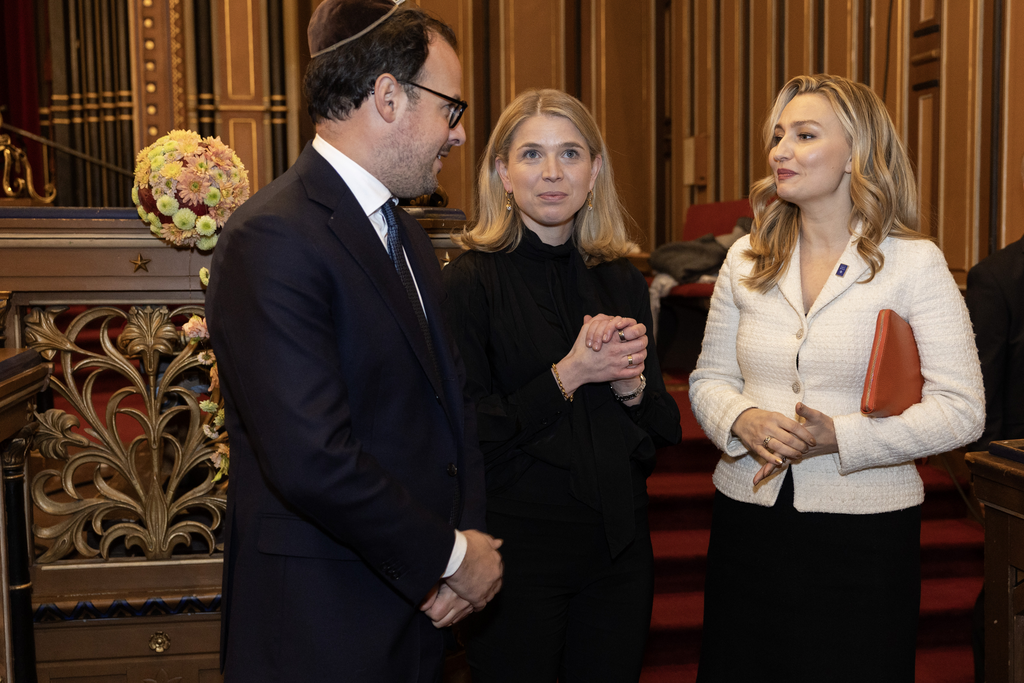 Ebba Busch, Energi- och närings­minister samt vice stats­minister i Stora Synagogan i samband med minnesceremonin för att hedra Förintelsens offer.