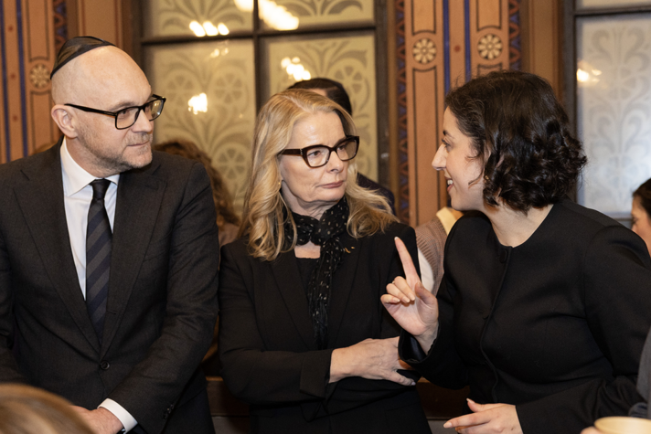 Johan Britz, arbetsmarknadsminister, Lotta Edholm, gymnasie-, högskole- och forskningsminister och Simona Mohamsson, utbildnings- och integrationsminister i Stora synagogan i samband med minnesceremonin för att hedra Förintelsens offer.