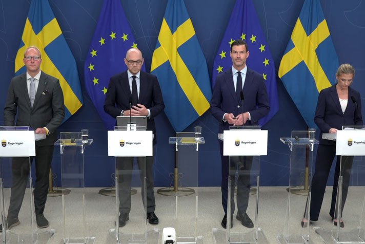 De medverkande står vid var sin talarpulpet.