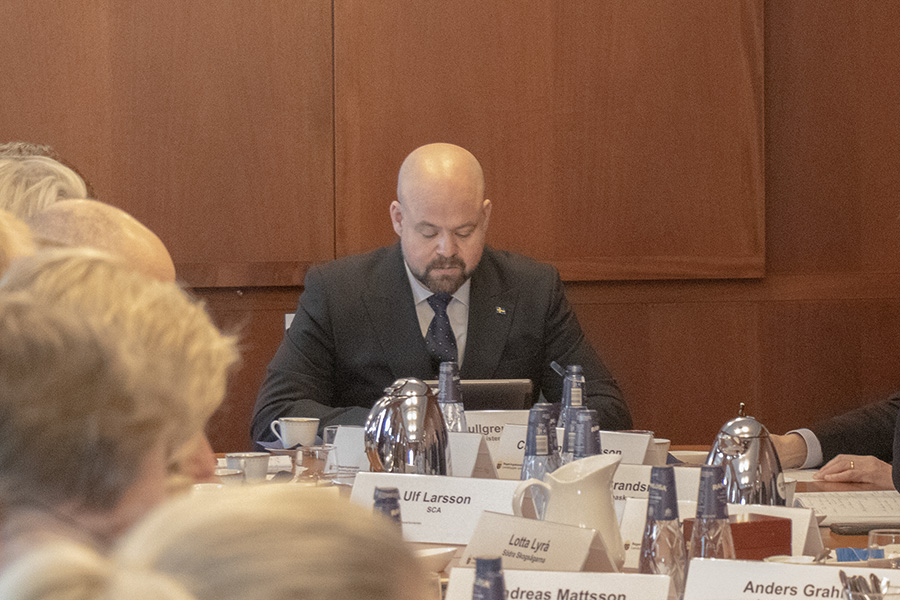 Landsbygdsminister Peter Kullgren sitter vid mötesbordet och talar.