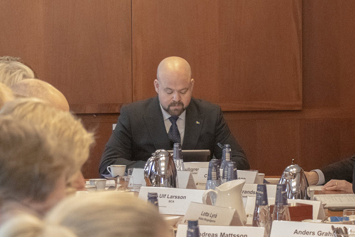 Landsbygdsminister Peter Kullgren sitter vid mötesbordet och talar.