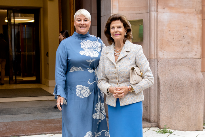 Foto på drottning Silvia och statsrådet Anna Tenje