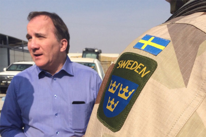 Stefan Löfven i samtal med svenska soldater