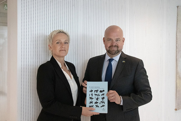 Utredare Marie Thelander Dellhag och landsbygdsminister Peter Kullgren.