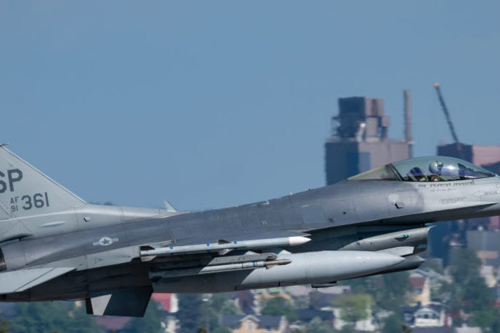 Amerikansk F-16 lyfter från Luleå-Kallax flygplats under första dagen av Ace.
