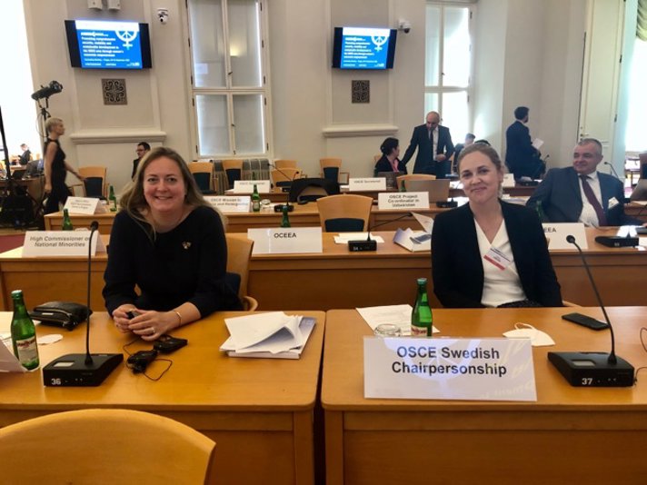 Maria Lunander och Mathilda Högling från Sveriges OSSE-delegation i Wien