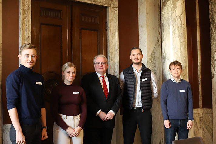 Fyra personer står på rad tillsammans med försvarsminister Peter Hultqvist.