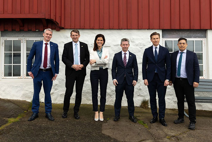 Nordefcos försvarsministrar står utomhus bredvid varandra.